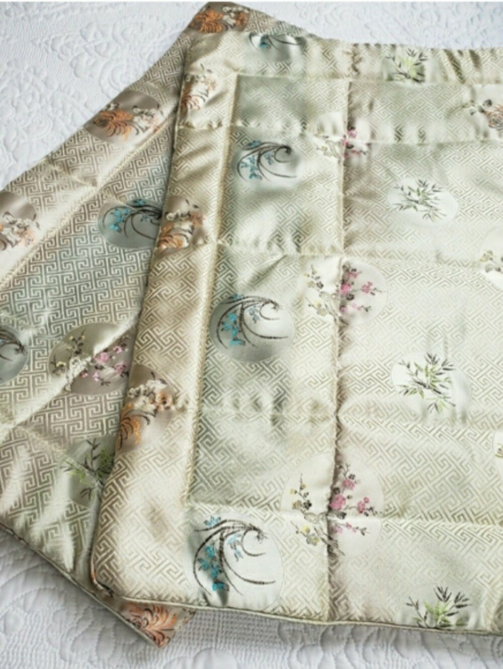 Elegant 5 Piece Pillow Set.